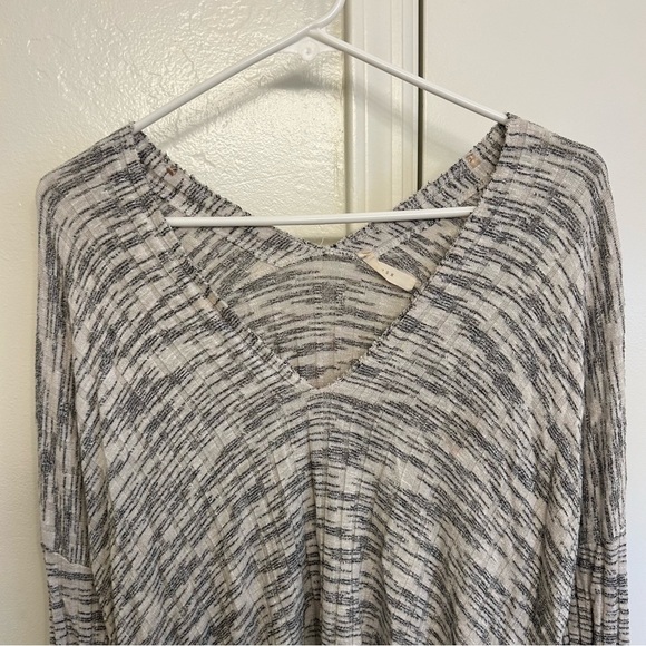 Lush Nordstrom Heathered White Black V-Neck Sweater Women’s Size Medium - Picture 2 of 5